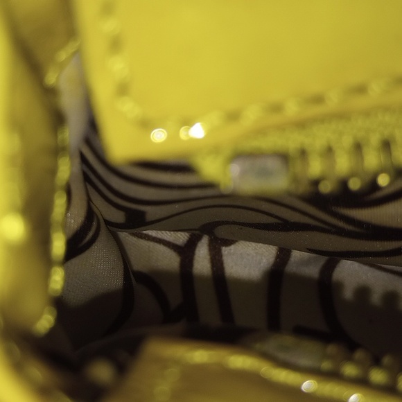 Beautiful and chic Versace wristlet/ clutch in light green - Picture 4 of 6